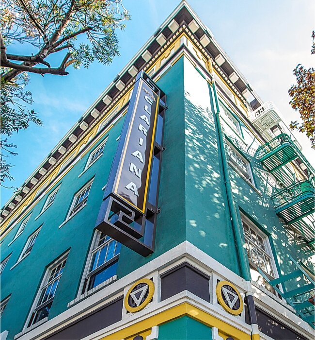 Side view of the Hotel Clariana